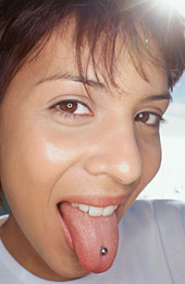 L�chelnde Frau mit Zungenpiercing