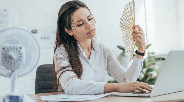 Frau mit Fächer im Büro