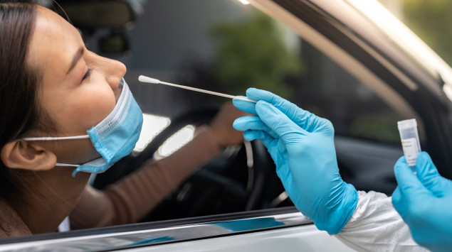 Eine Frau lässt beim Coronatest-Drive-in einen Abstrich machen