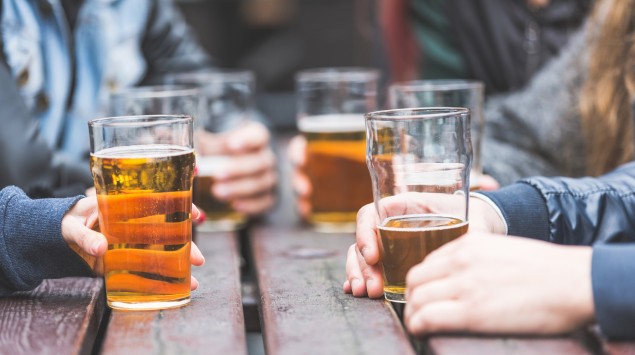 Eine Gruppe trinkt Bier.