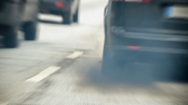 Auto im Stadtverkehr mit Abgasen