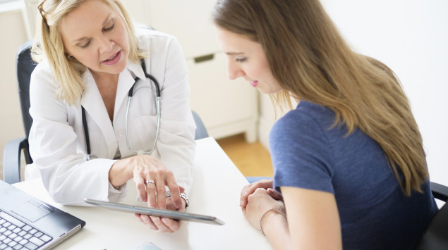 Ärztin zeigt Patientin ihre Untersuchungsergebnisse. Der Ferritinwert lässt sich durch eine Blutuntersuchung ermitteln.