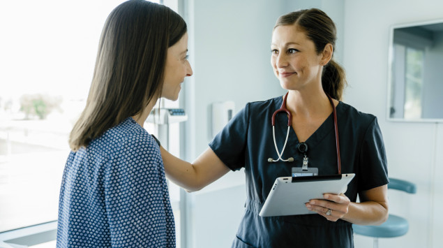 Eine Ärztin teilt ihrer Patientin das Ergebnis einer Untersuchung mit. Der Transferrinwert lässt sich durch eine Blutuntersuchung bestimmen.