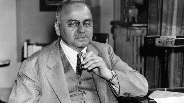 Man sieht eine Aufnahme von Alfred Adler.