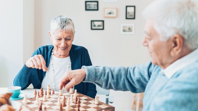 Zwei Senioren spielen Schach.