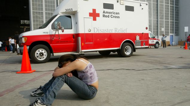Das Bild zeigt einen Krankenwagen mit der Aufschrift "American Red Cross".