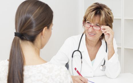 Man sieht eine Ärztin im Gespräch mit einer Patientin.