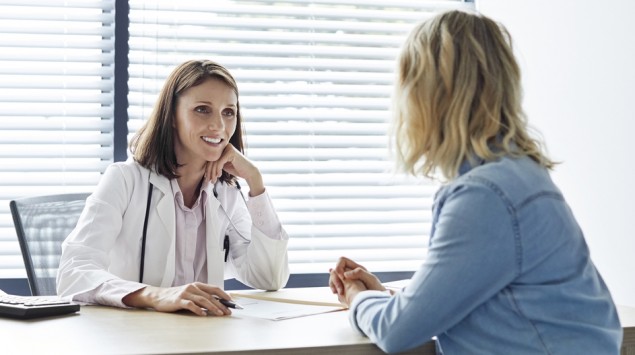 Eine Ärztin erklärt ihrer Patientin etwas.