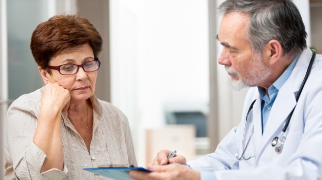 Arzt und Patientin besprechen den Befund