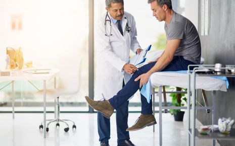 Restless-Legs-Syndrom: Ein Arzt betrachtet das Bein eines Patienten.