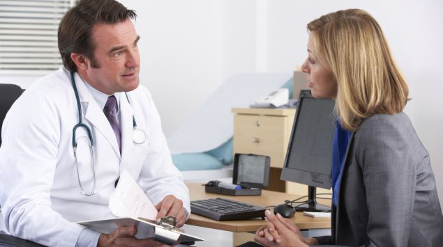 Man sieht einen Arzt im Gespräch mit einer Patientin.