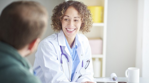 Eine Ärztin spricht mit einem Patienten.