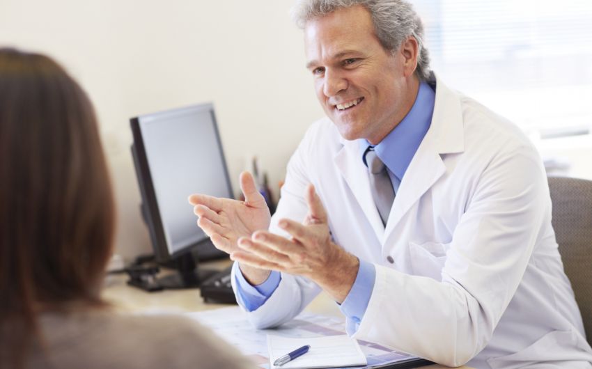 Tinnitus: Ein Arzt spricht mit einer Patientin.