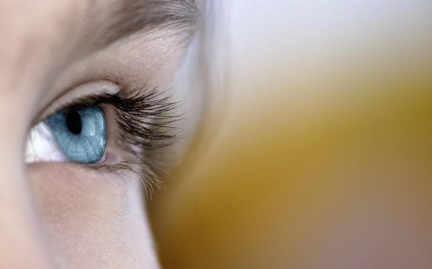 Glaukom: Man sieht das linke Auge einer Frau.