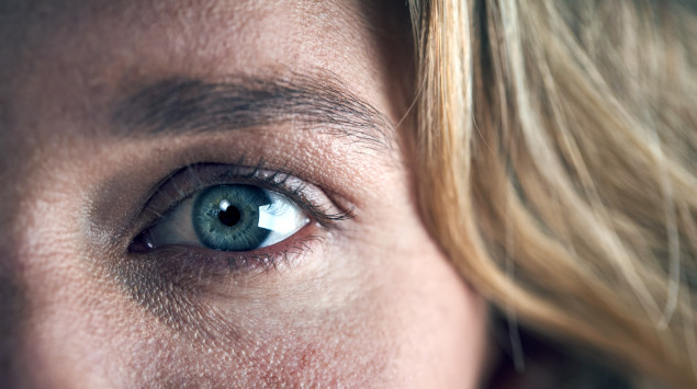 Das Auge einer beunruhigt blickenden Frau: Es gibt verschiedene Symptome, die auf eine Angststörung hinweisen können