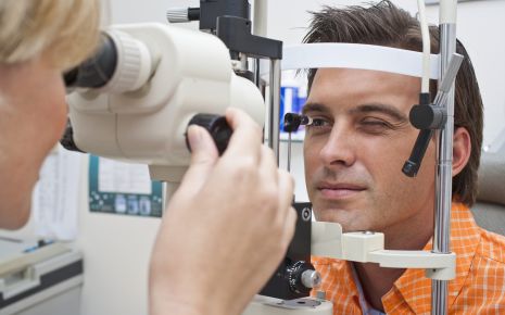Man sieht einen Patienten beim Augenarzt.