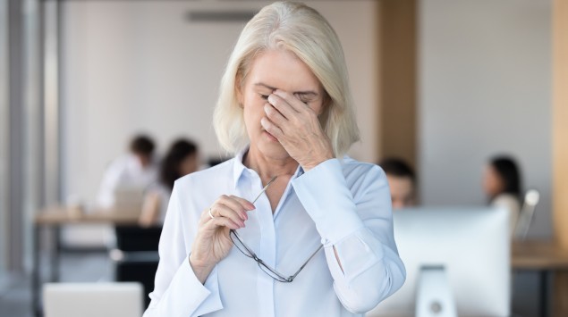 Eine Frau reibt sich die Augen