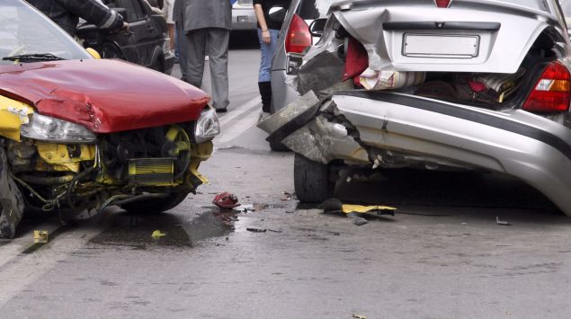 Man sieht zwei demolierte Autos nach einem Unfall.