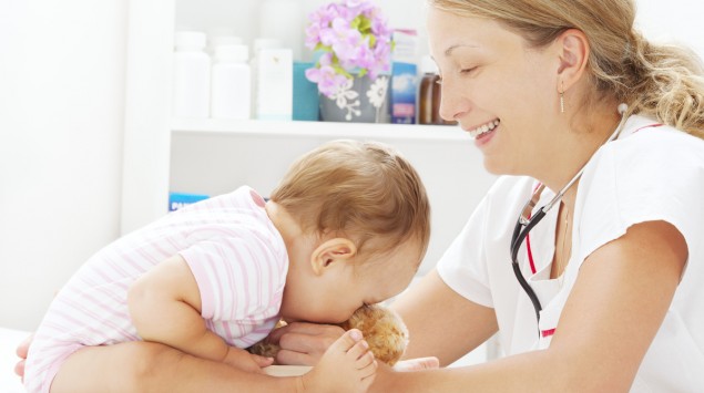 Eine Ärztin behandelt ein Baby: Der Impfkalender für Babys und Kleinkinder bis zwei Jahre wird jedes Jahr aktualisiert.