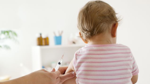 Ein Baby bekommt eine Impfdosis in den Oberarm gespritzt.