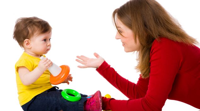 Ein Baby spielt mit seiner Mutter.