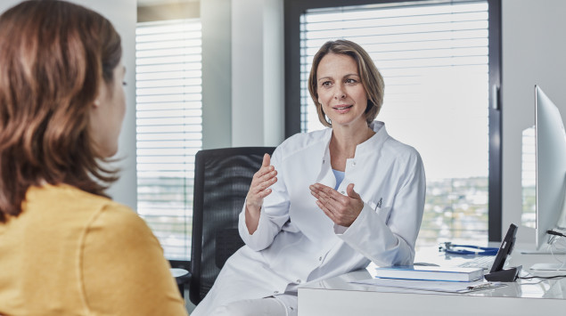 Ärztin berät Patientin