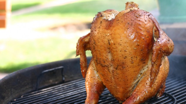 Ein Hähnchen auf dem Grill.