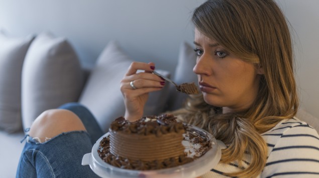 Eine Frau isst Torte.