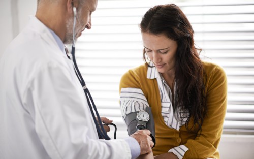 57 HQ Images Hoher Blutdruck Wann Zum Arzt : Bluthochdruck Erkennen Apotheken Umschau