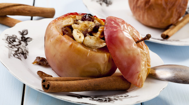 Bratapfel-Rezept mit Füllung und Zimtstange