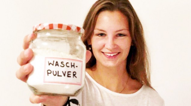 Brit Weirich hält Waschpulver in die Kamera.