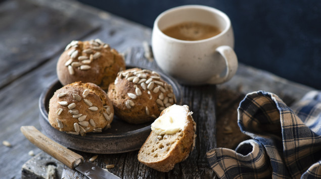 Kaffee und Brot zählen in Deutschland zu den wichtigsten Niacin-Lieferanten.