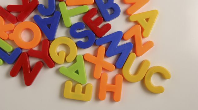 Das Bild zeigt bunte Buchstaben.