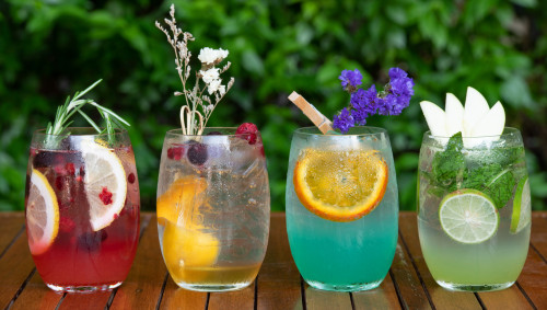 Bunte Cocktails stehen nebeneinander