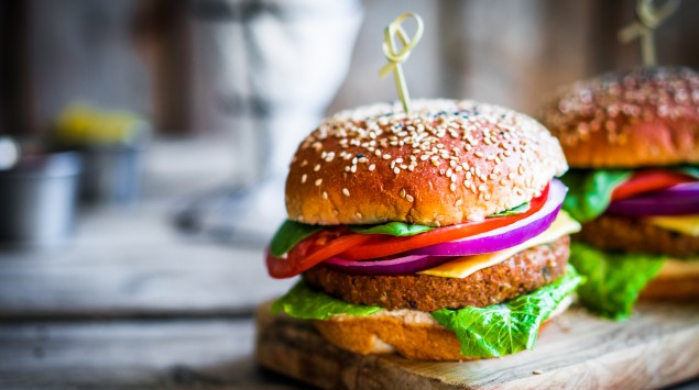 Burger auf Holzbrett