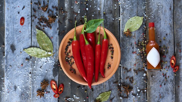 Ein Teller mit Chili-Schoten