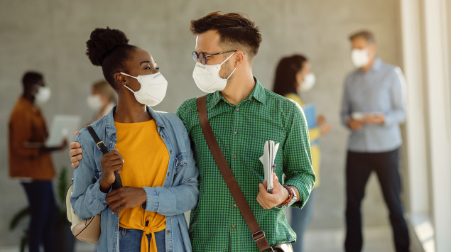 Menschen mit Masken