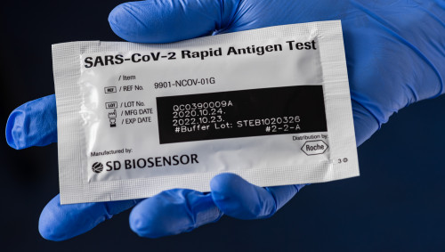 Eine Hand hält einen Corona-Antigen-Schnelltest