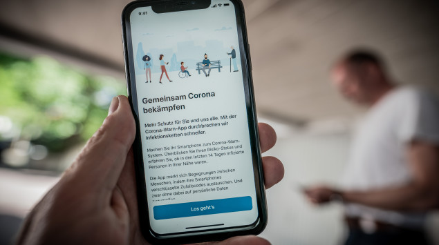 Auf einem Handy läuft die Corona-Warn-App