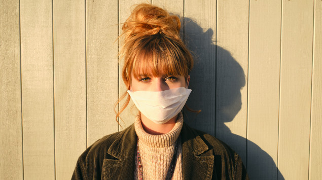 Frau mit Maske zum Schutz vor Corona.
