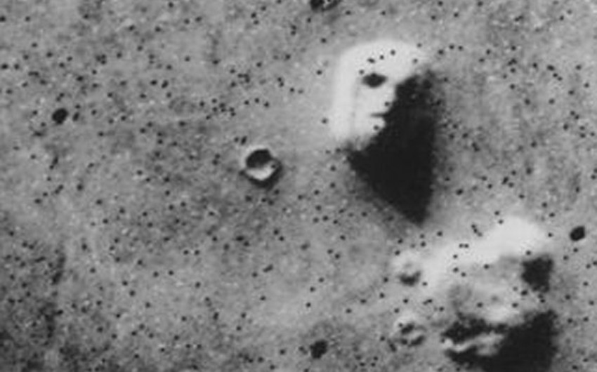 Man sieht eine Aufnahme der Viking I aus dem Jahr 1976 vom Marshochland Cydonia mensae.