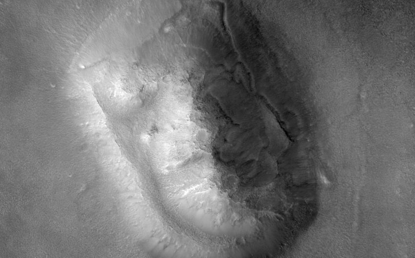 Man sieht eine Aufnahme der Marssonde Mars Reconnaissance Orbiter aus dem Jahr 2007 vom Marshochland Cydonia mensae.