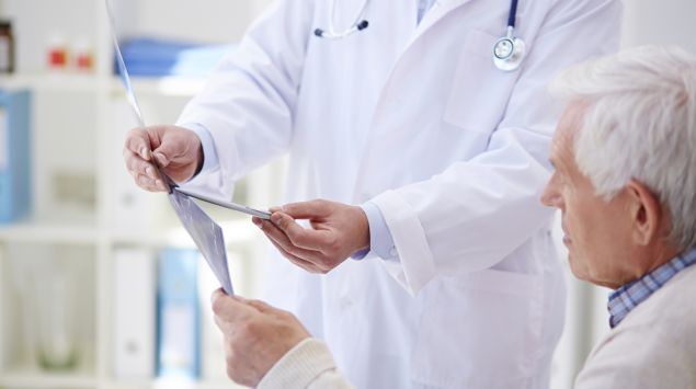 Blasenkrebs: Ein Arzt erklärt einem Patienten das Untersuchungsergebnis.