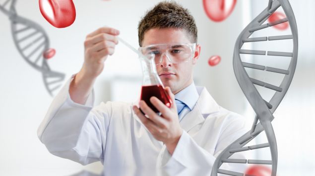 Das Bild zeigt eine Person, die eine rote Flüssigkeit untersucht. Im Vordergrund eine DNA-Helix.