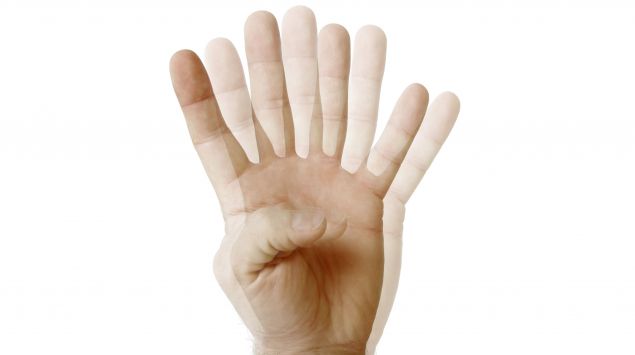 Doppeltsehen: Eine Hand mit vier Fingern.