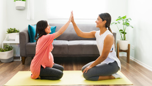 Eine schwangere Frau schläft mit ihrer Doula oder Hebamme ein