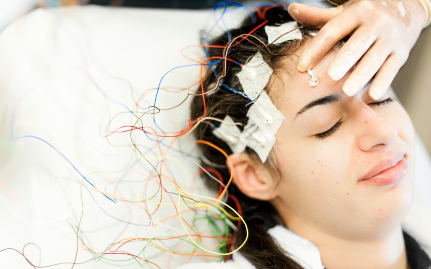 Eine Frau bekommt ein EEG