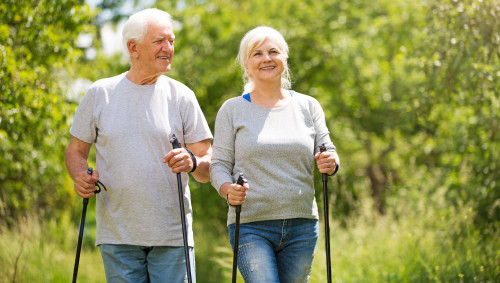 Ein Ehepaar macht Nordic Walking