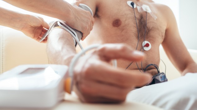 Mann bekommt Untersuchungsinstrumente für EKG angelegt