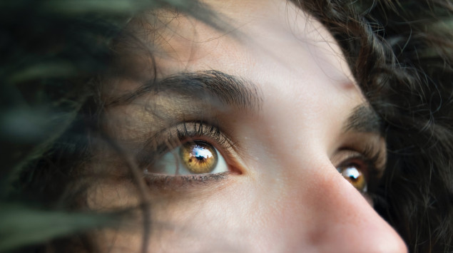 Man sieht die Augen einer Frau, die nach oben schaut